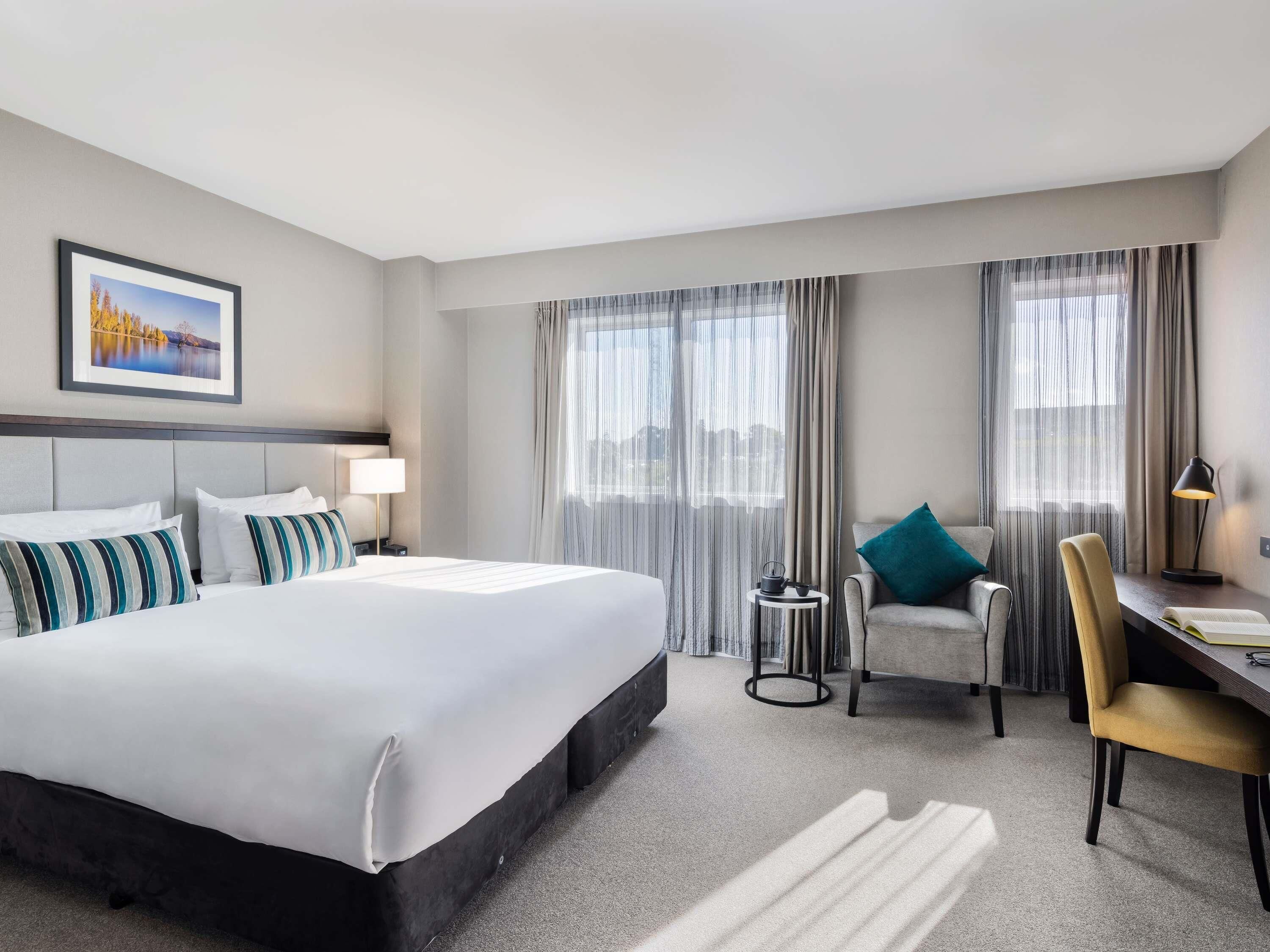 Superior Room, 1 King Bed | In-room safe, desk, laptop workspace, soundproofing