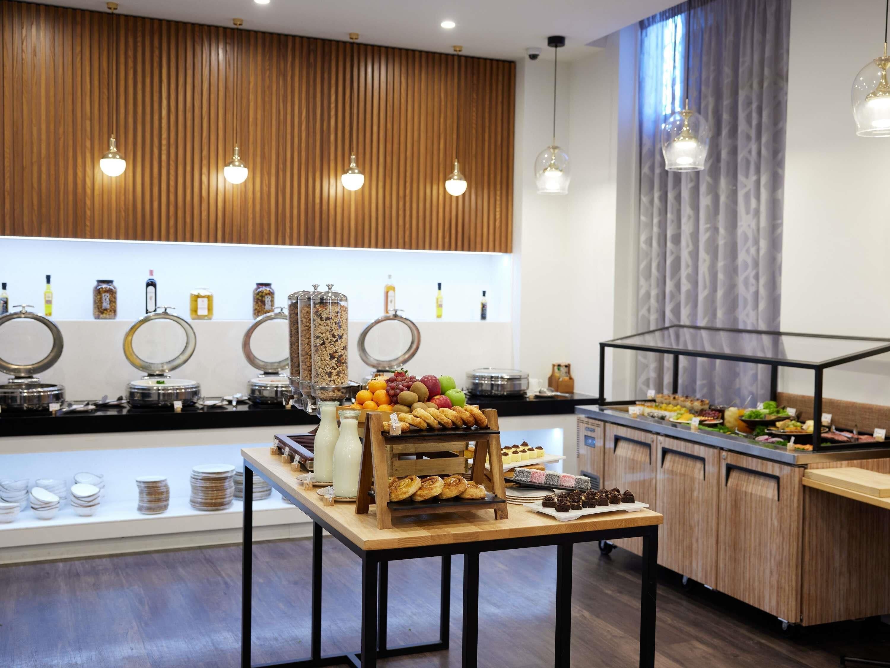 Serveert ontbijt, lunch, diner, regionale gerechten 