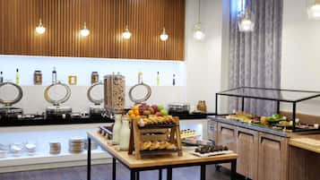 Serveert ontbijt, lunch, diner, regionale gerechten