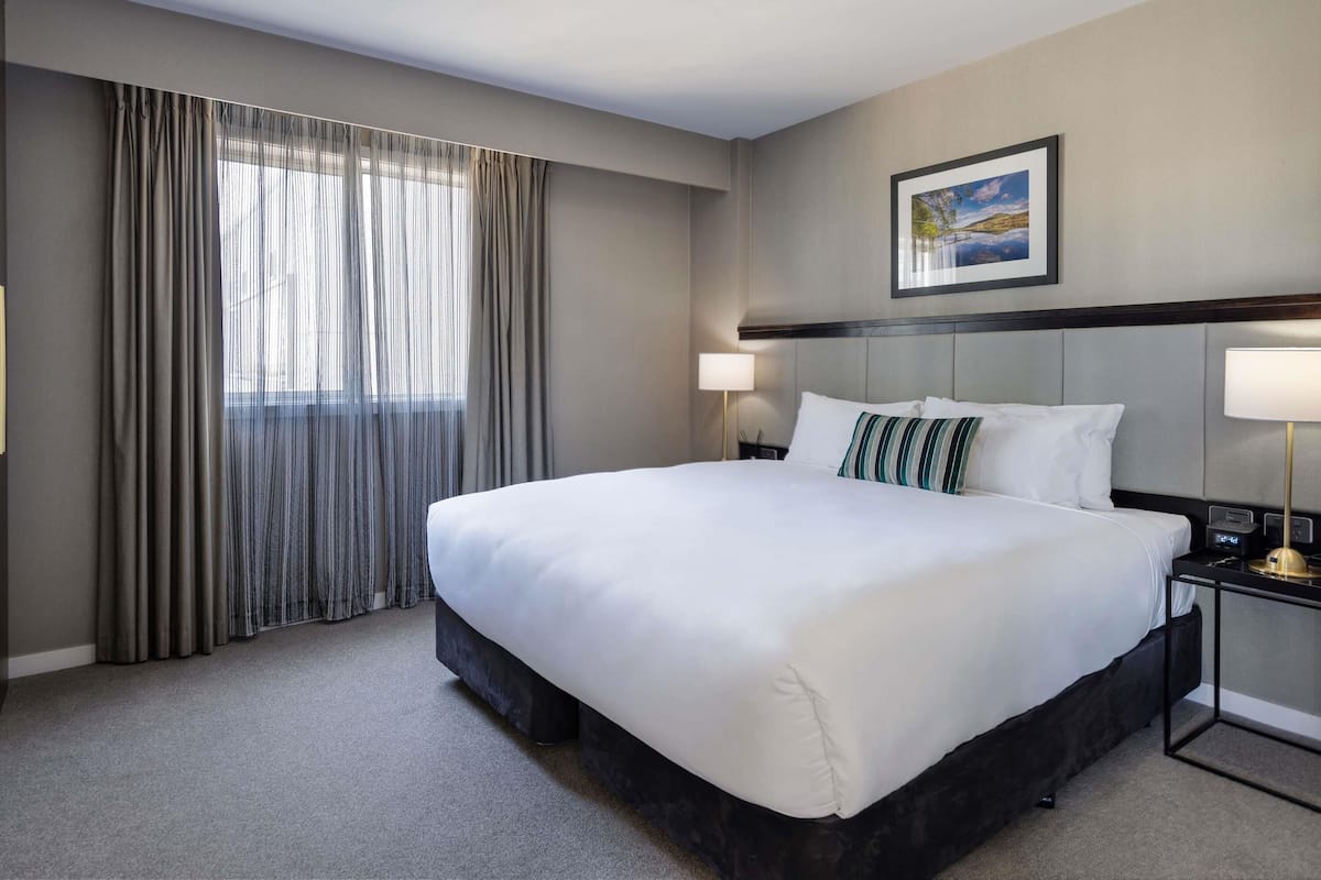 Deluxe Apartment, 1 King Bed | In-room safe, desk, laptop workspace, soundproofing