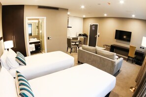 Deluxe-huone, 2 yhden hengen sänkyä | Tallelokero huoneessa, työpöytä