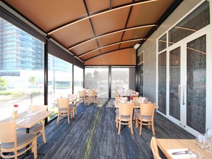 Breakfast, lunch, dinner served; Regional cuisine  - The Sebel Auckland Manukau (Auckland)
