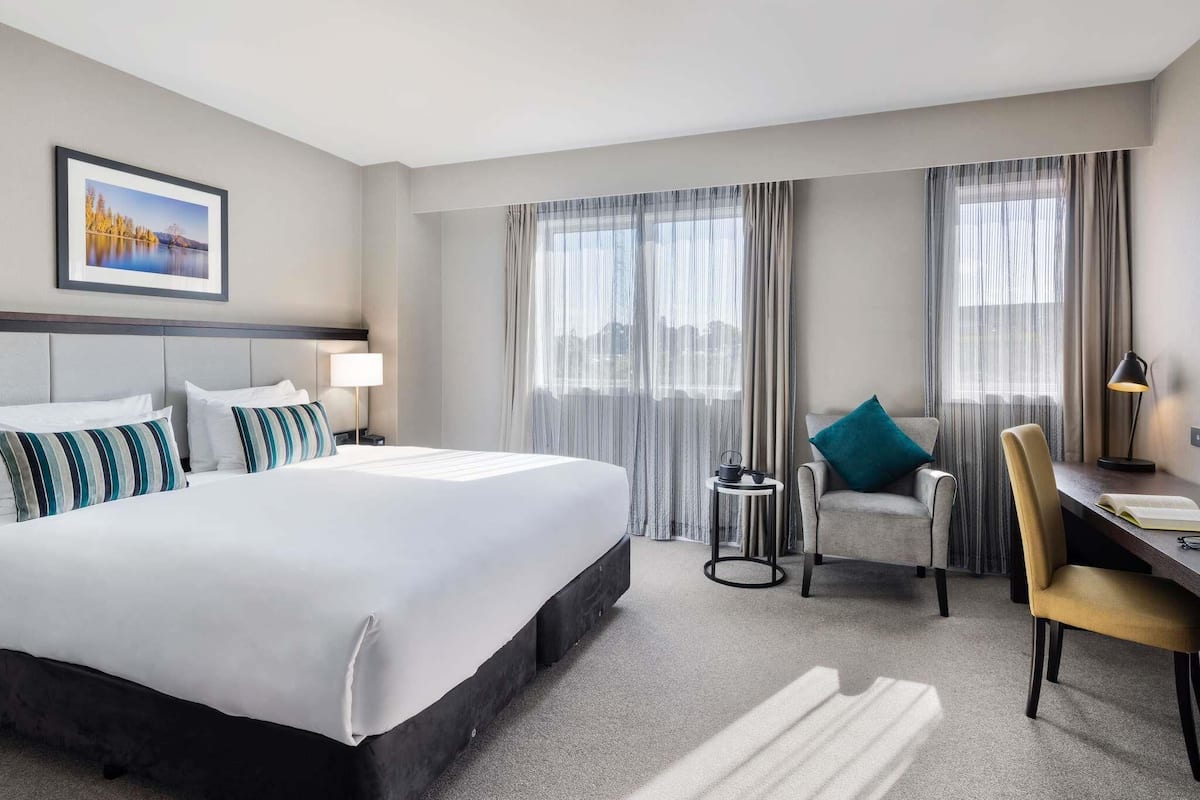 Chambre supérieure, 1 trÚs grand lit | Coffre-fort, bureau, espace de travail pour ordinateurs portables