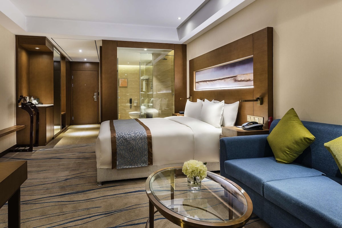 Deluxe Room, 1 Katil Raja (King) | Peti besi dalam bilik, meja, kalis bunyi, seterika/papan seterika