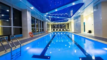 Piscine couverte, chaises longues