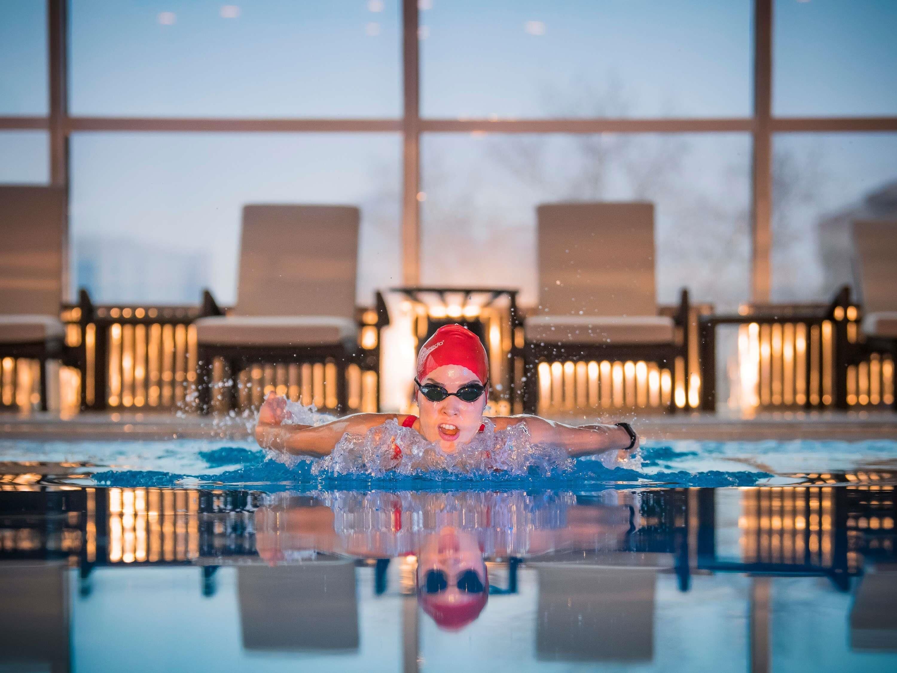 Una piscina cubierta, tumbonas