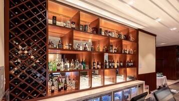5 restaurants; lunch and dinner served