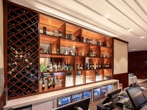 5 restaurants; lunch and dinner served