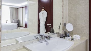 1 chambre, minibar, coffres-forts dans les chambres, bureau
