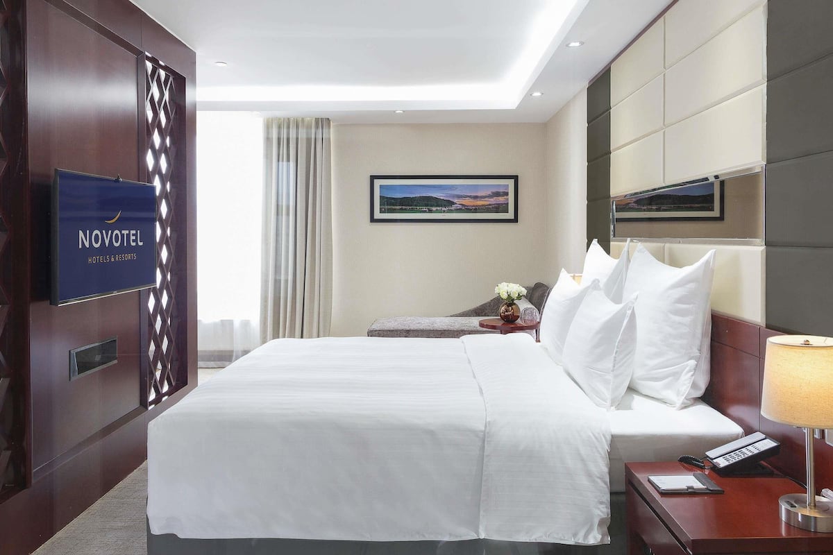 Suite junior, 1 cama King size | 1 habitación, minibar, caja de seguridad en la habitación y escritorio