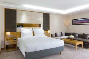 Habitación superior, 1 cama King size y sofá cama | 1 habitación, minibar, caja de seguridad en la habitación y escritorio 