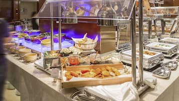 5 restaurantes; se sirve almuerzo y cena; cocina regional