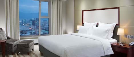 1 kamar tidur, minibar, brankas, dan meja kerja