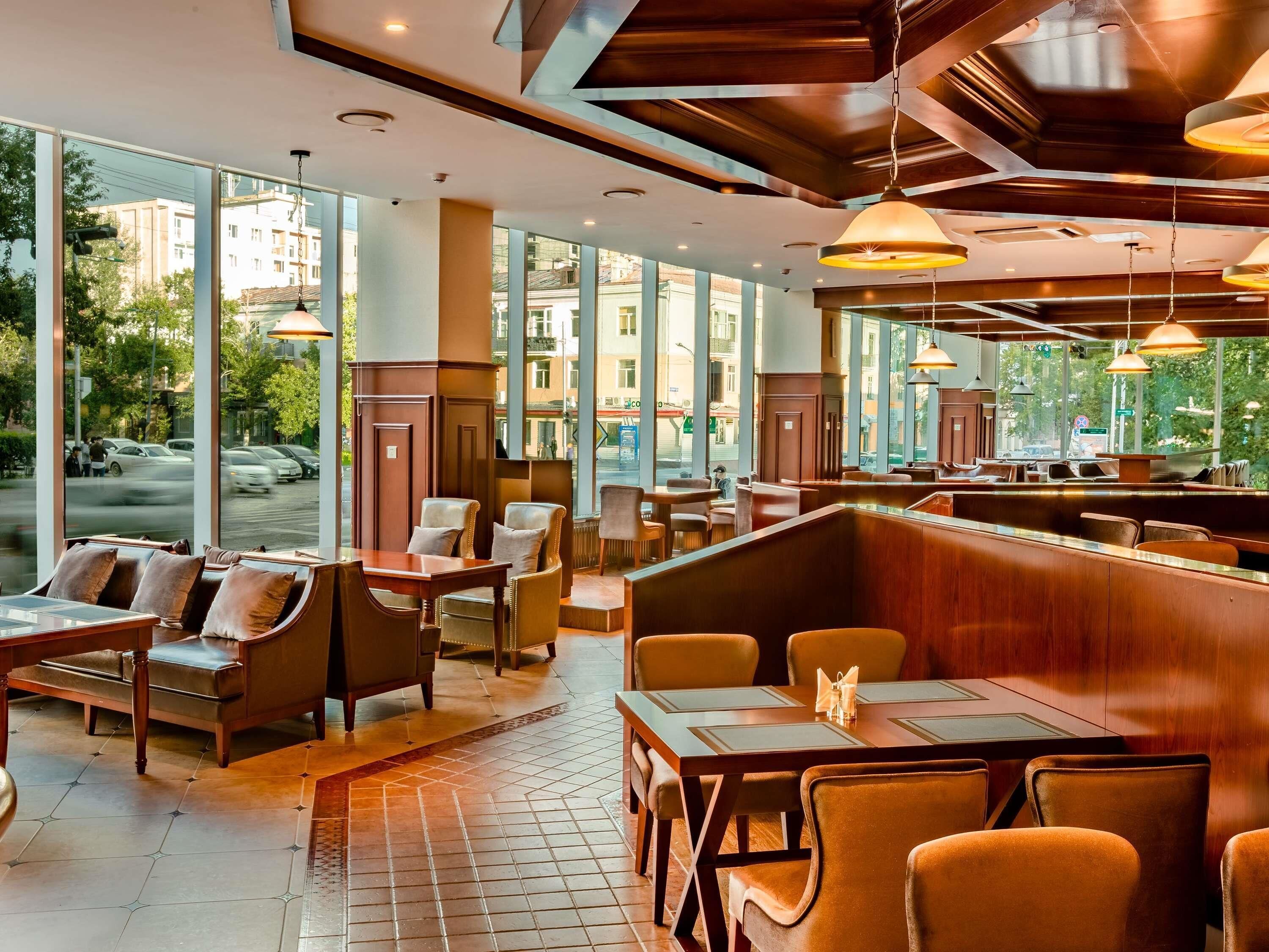 Bar (trong khuôn viên)