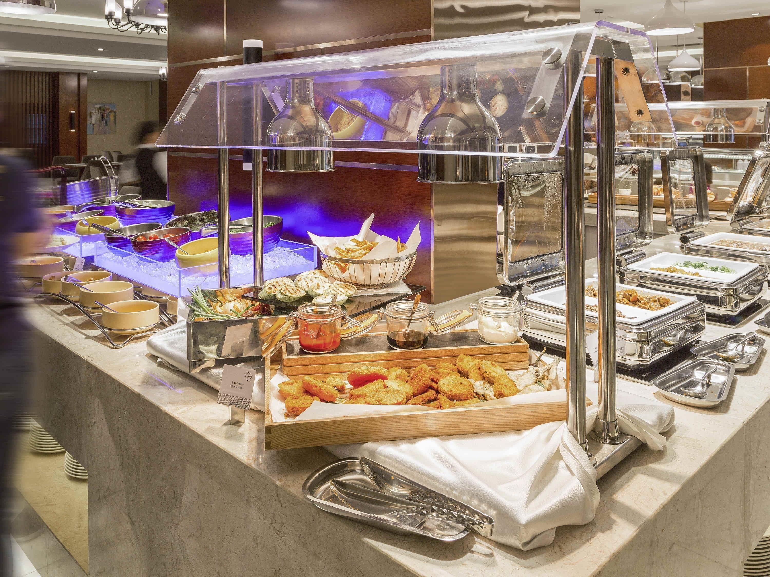 5 か所のレストラン、ランチ、ディナーに営業 (郷土料理)