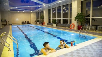 Indoor pool, sun loungers