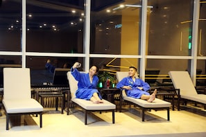 Indoor pool, sun loungers