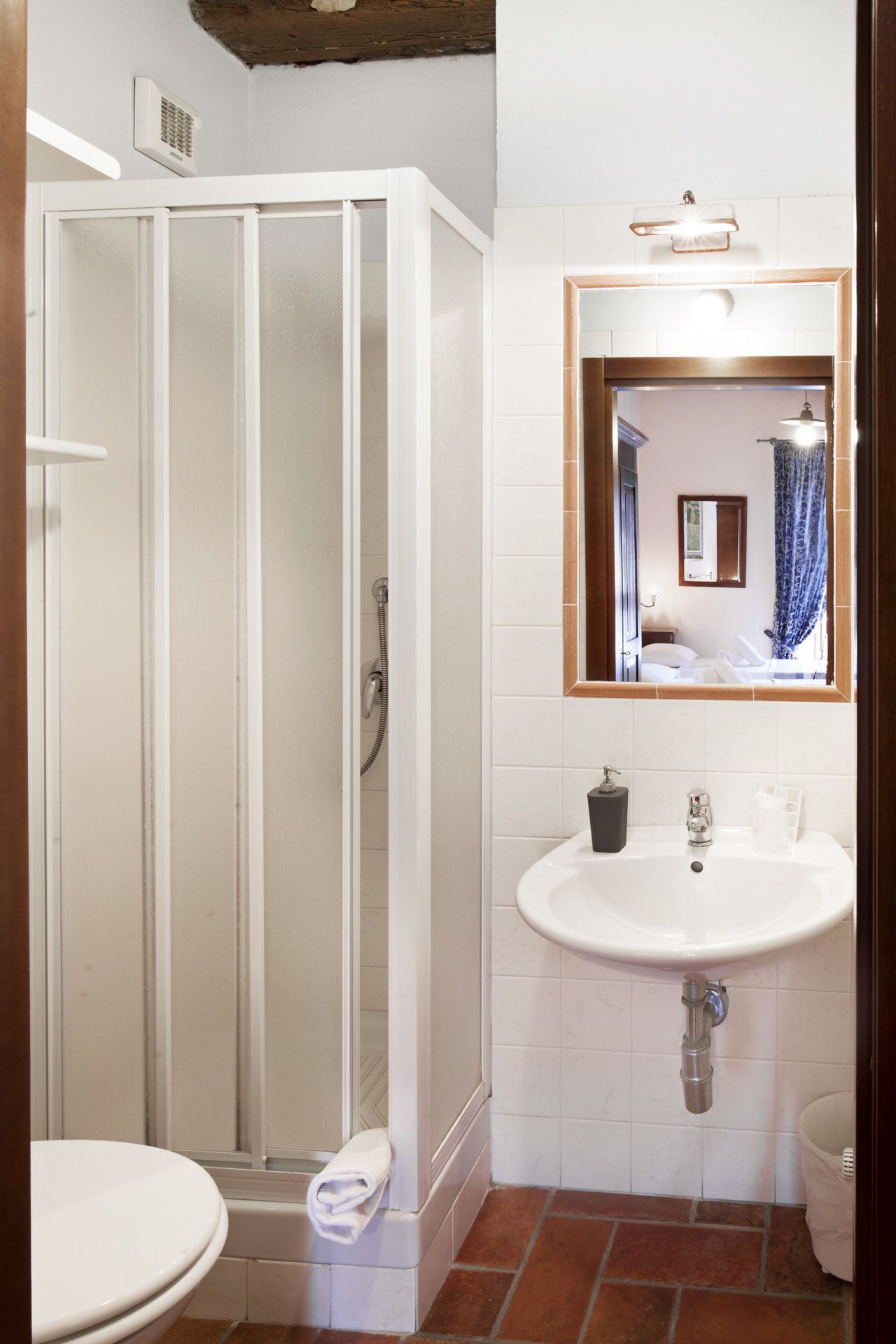 Monolocale | Bagno | Doccia, asciugamani