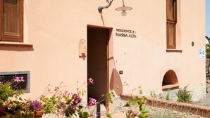 A building with a sign reading "RESIDENCE 3°C MASSA ALTA". - Residence Massa Alta (Massa Marittima)