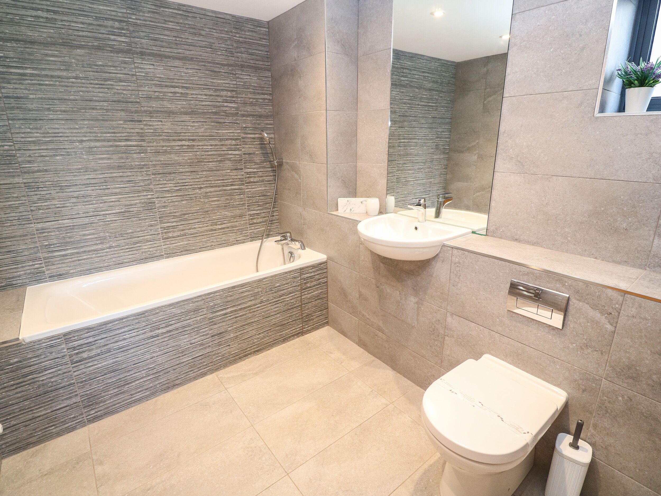 Une salle de bain moderne avec une baignoire, un lavabo et des toilettes.