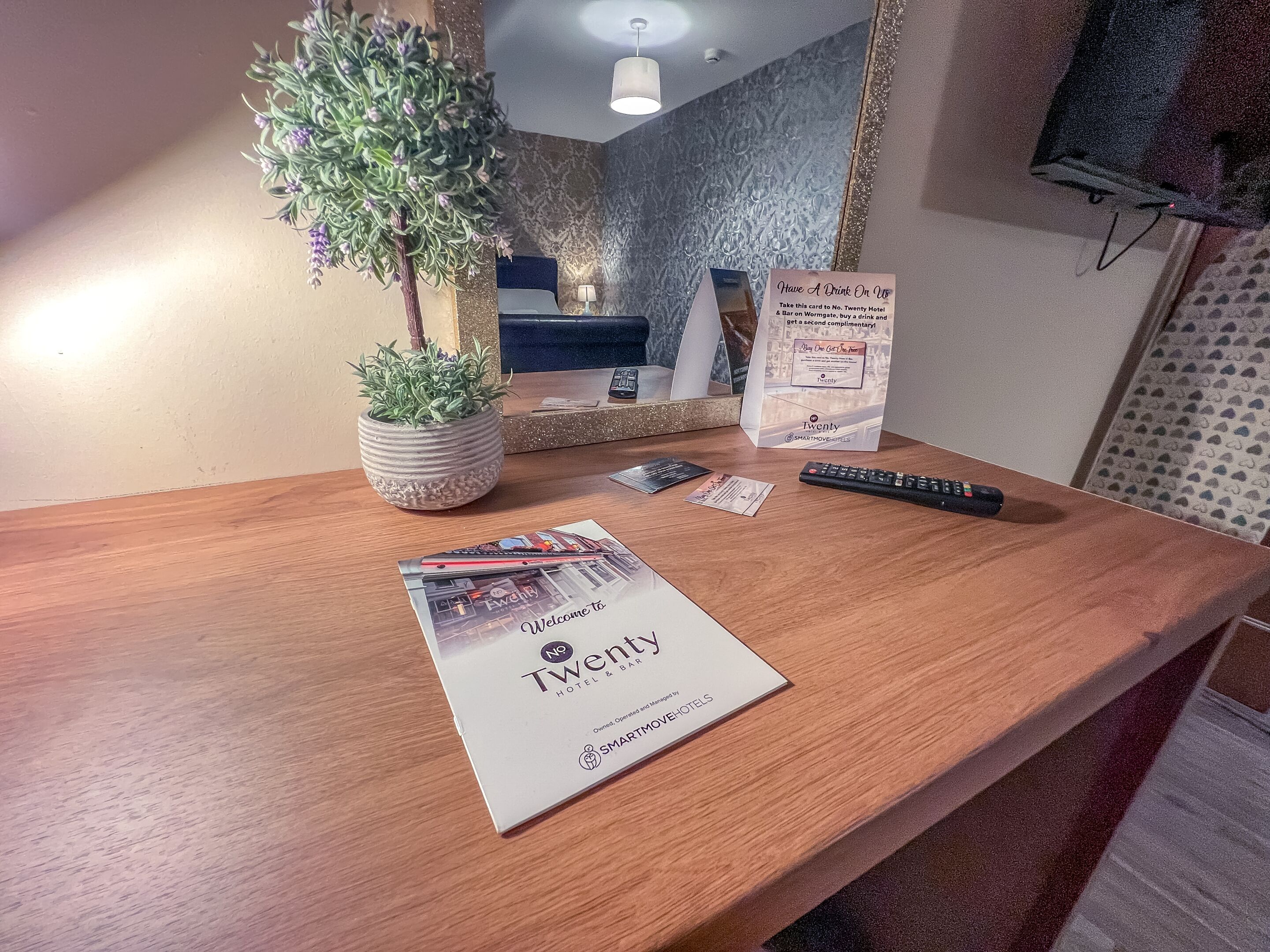 basic double room, shared bathroom, city view (annex) | interior