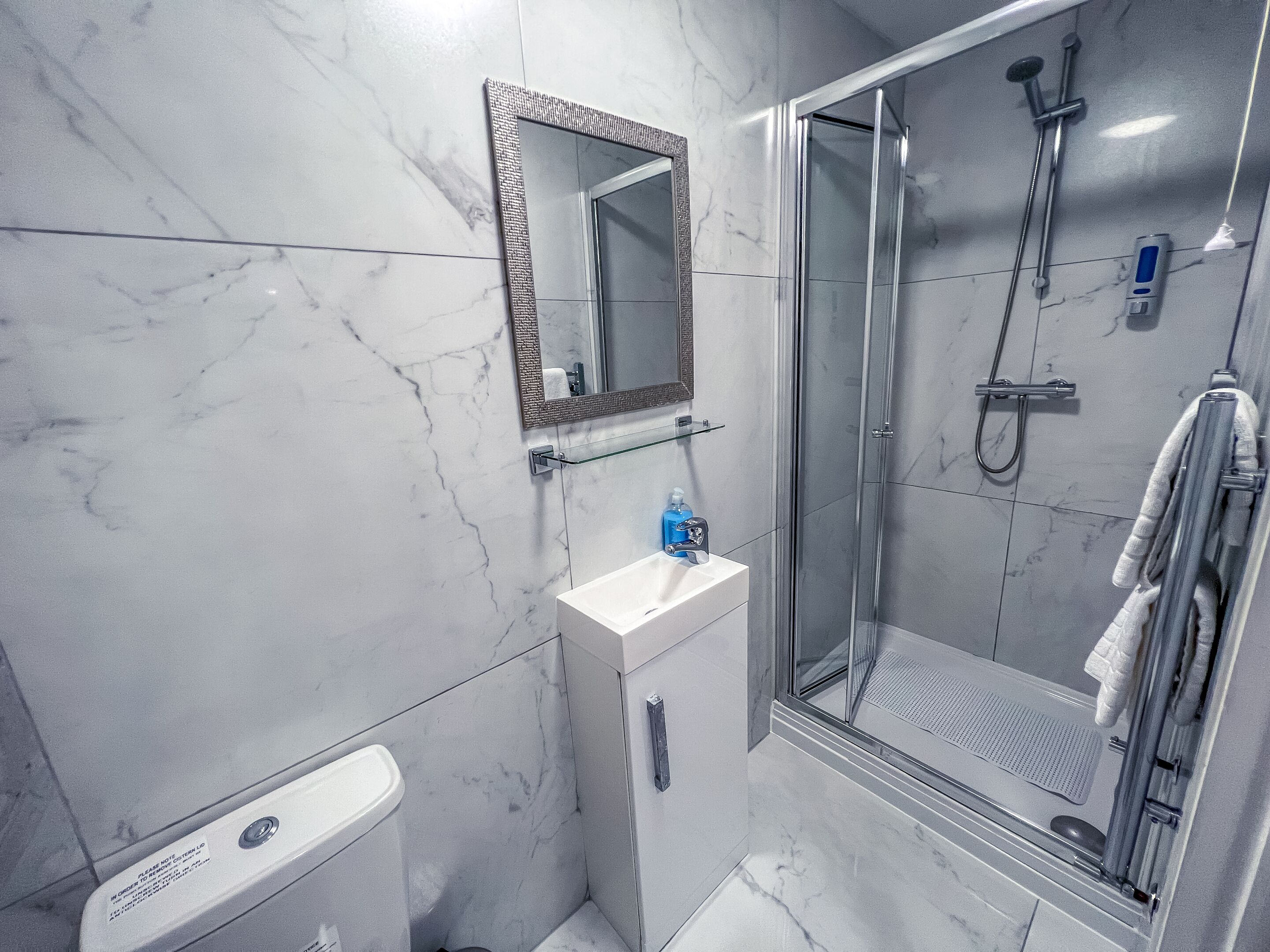 basic double room, shared bathroom, city view (annex) | bathroom