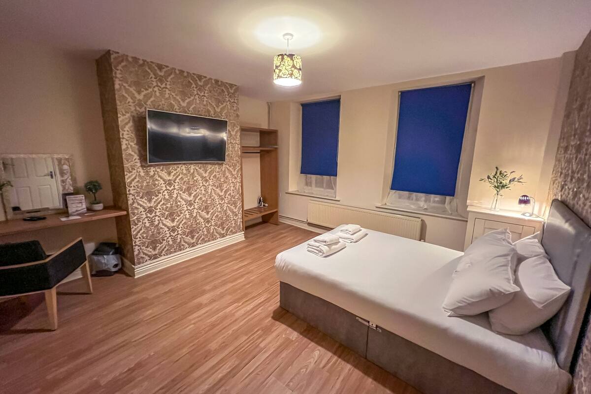 basic double room, shared bathroom, city view (annex)