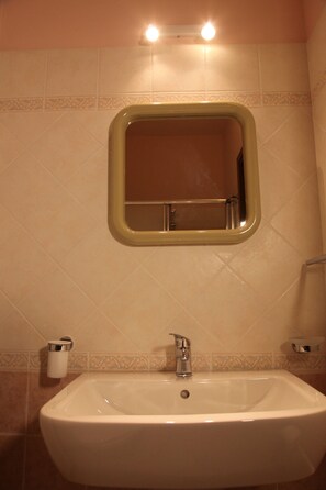 Apartment | Bathroom | Shower, free toiletries, hair dryer, bidet - B&B Regina Tropea (Tropea)