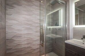 Cottage | Badkamer | Een douche, een haardroger