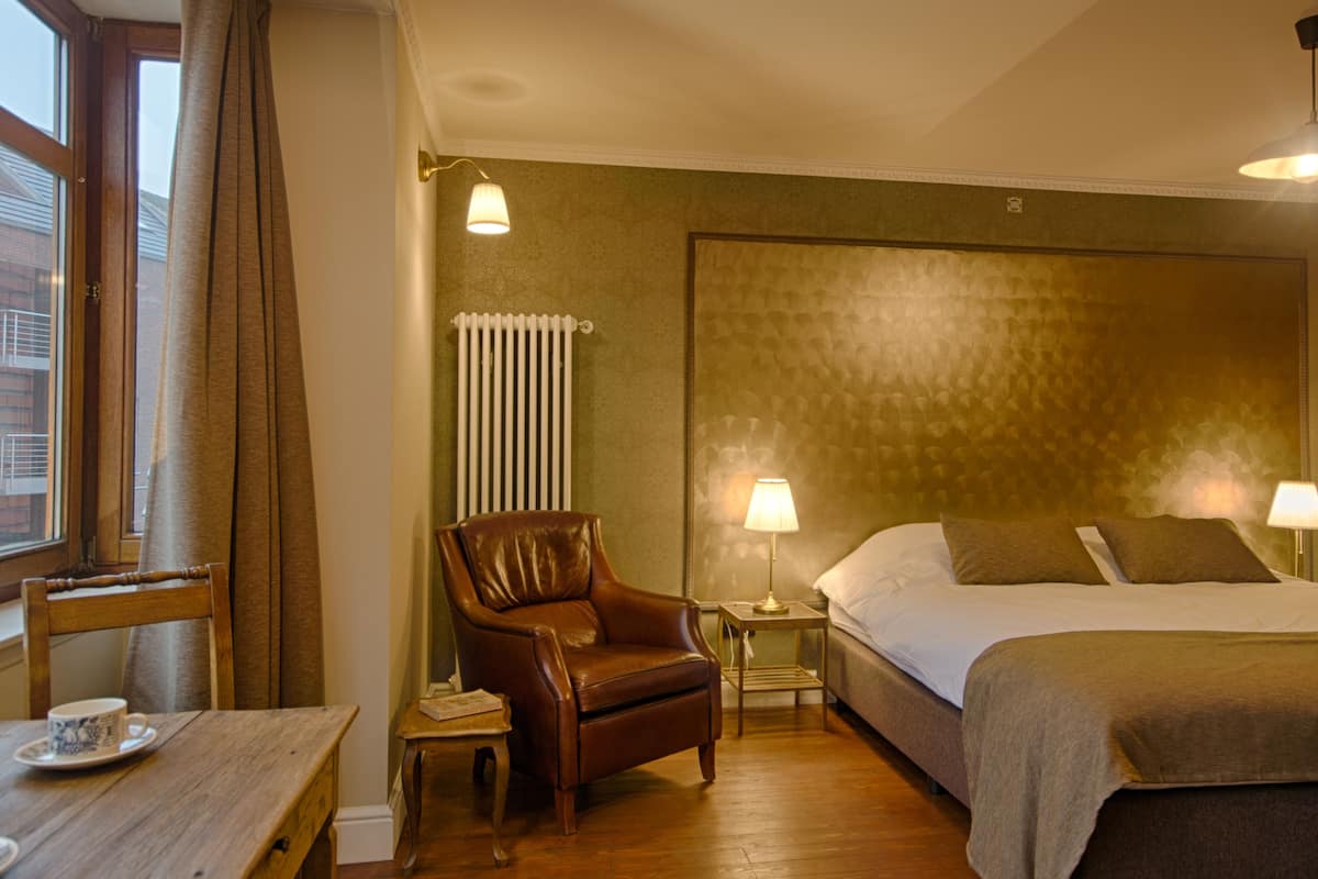 Exclusive Double Room (Slickback) | Minibar, free WiFi, bed sheets