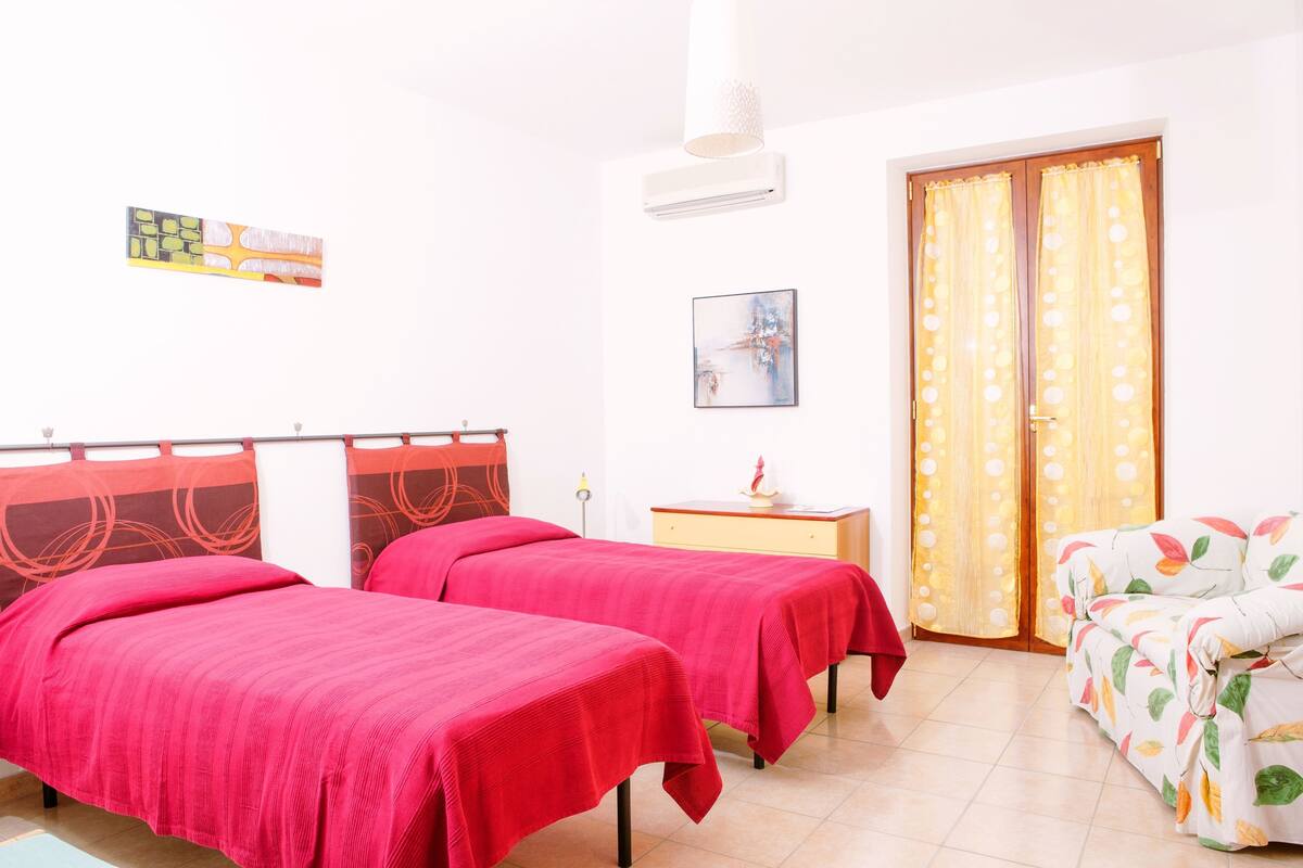 1 habitación, escritorio, sistema de insonorización y cunas 