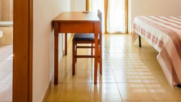 1 bedroom, desk, soundproofing, cribs/infant beds