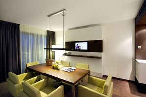 Junior Suite (Business) | Premium bedding, in-room safe, desk, blackout drapes - Atlantic Congress Hotel Essen (Essen)