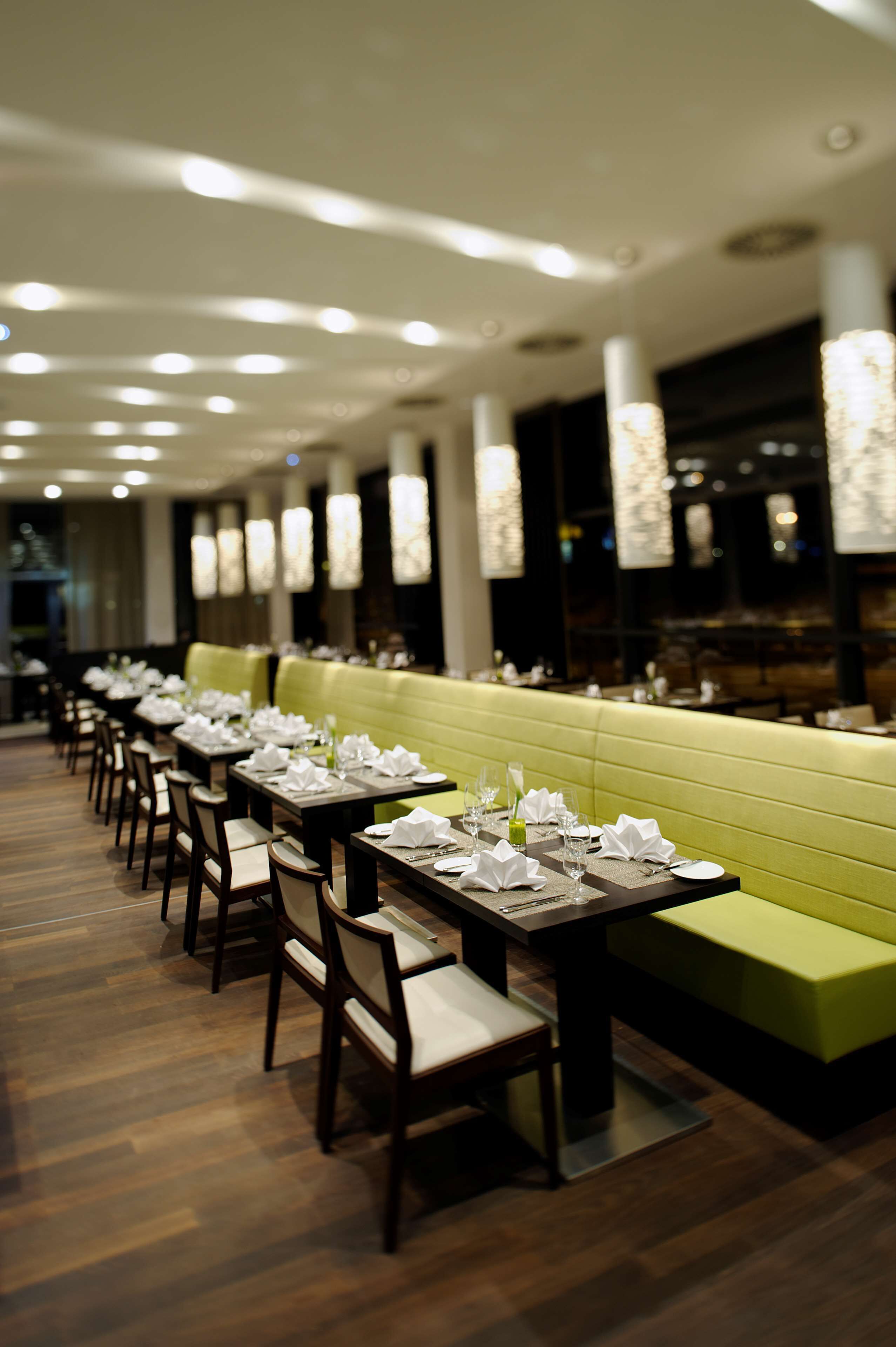 2 restaurants, dinner served, international cuisine