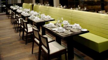 2 restaurants, dinner served, international cuisine