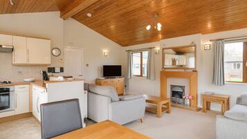 Cottage | Private kitchen | Dishwasher, electric kettle, toaster, highchair