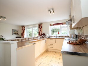 Cottage | Private kitchen | Dishwasher, cookware/dishes/utensils