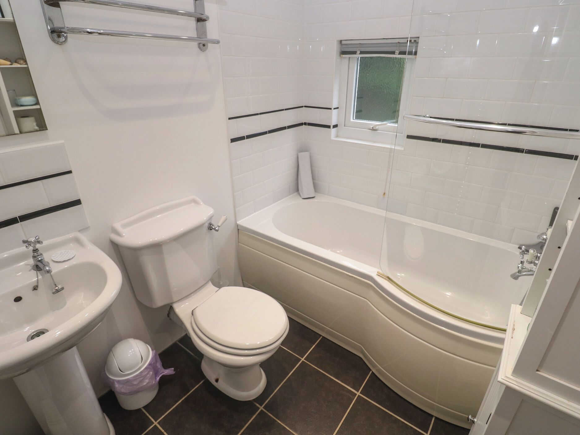 Un baño con inodoro, lavabo y bañera.