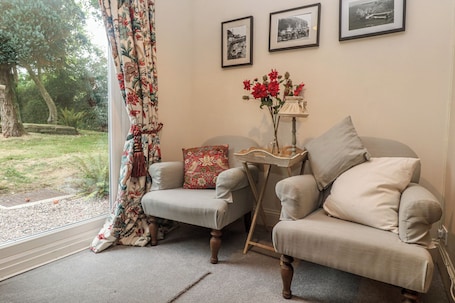 Cottage | Living area | TV