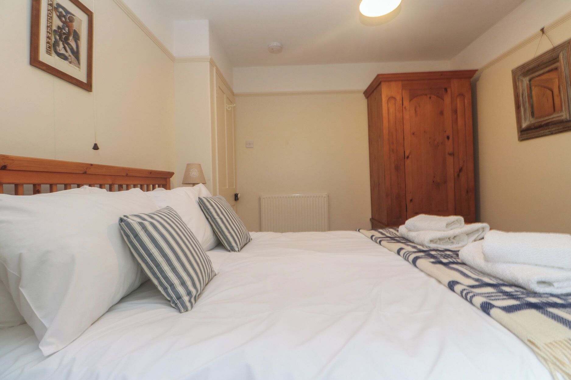 4 habitaciones, decoración personalizada y muebles diferentes 