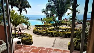 Condo estándar, 1 cama King size, cocina, vista al océano | Terraza o patio