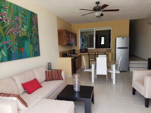Standard Condo, 1 King Bed, Kitchen, Ocean View | Living room