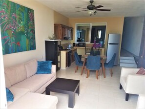 Apartamento estándar, 1 cama de matrimonio grande, cocina, vistas al mar | Zona de estar | Una Smart TV