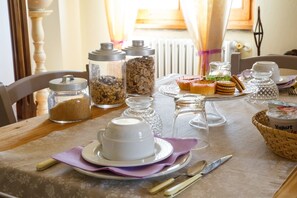 Desayuno de cocina local incluido todos los días