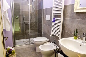 Comfort Double Room | Bathroom | Shower, free toiletries, hair dryer, bidet - Casa Aloe B&B (Monte San Savino)