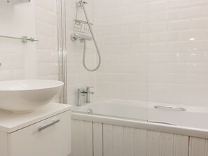 Bathroom - 14 Boscaswell Downs (Penzance)