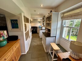 Cottage | Private kitchen | Microwave, stovetop, dishwasher, cookware/dishes/utensils