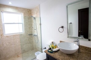 Apartamento exclusivo, 2 quartos, 2 banheiros | Banheiro | Banheira e chuveiro separados, produtos de toalete grátis