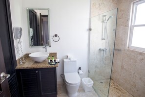 Exclusive Apartment, 2 Bedrooms, 2 Bathrooms | Bathroom | Separate bathtub and shower, free toiletries, towels - Chateau del mar Ocean Villas D2 Suit (Punta Cana)