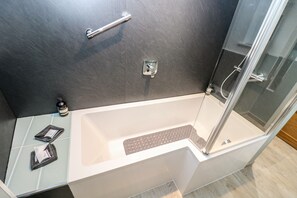 Chaumière | Salle de bain | Douche, séchoir à cheveux